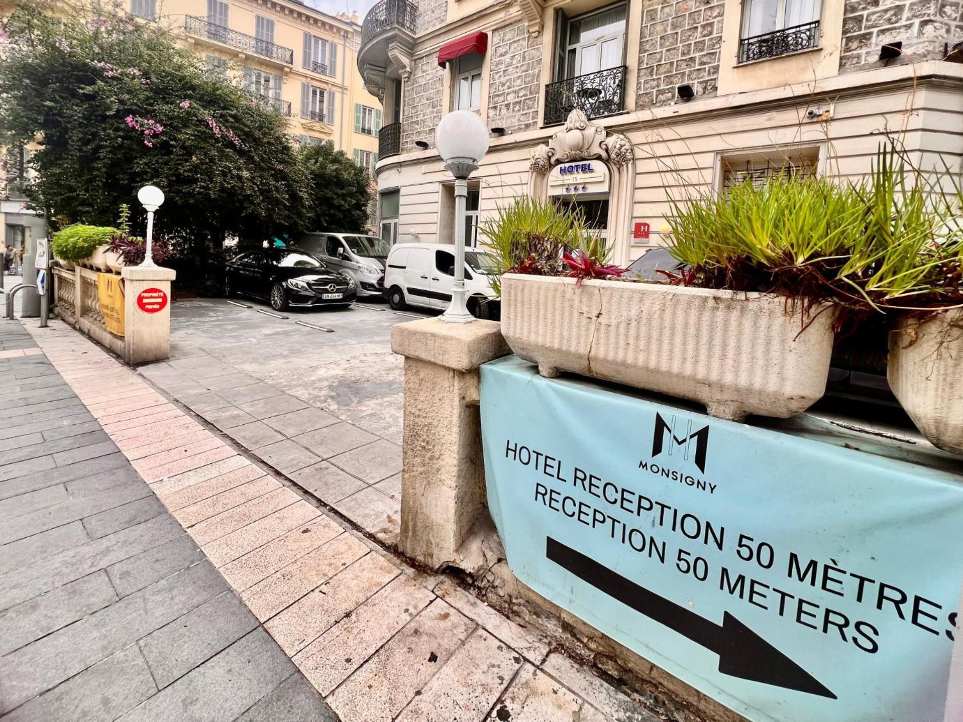 Malaussena - Reception 24&7 - Center Liberation Nizza